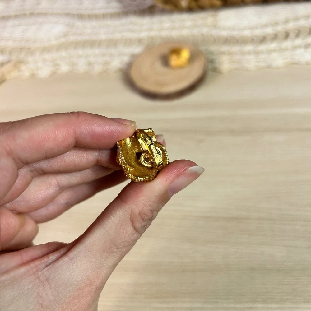 Vintage Trifari Signed Gold Toned Twist Stud Clip On Earrings Art‎ Deco Elegant